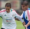 Javier 'Chicharito' Hernández y Carlos Salcido en un entrenamiento con la Selección Mexicana previo al Mundial de Sudáfrica 2010.