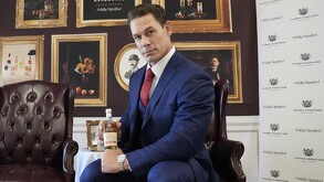 John Cena posando con una botella de Thomas Ashbourne.