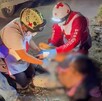 Paramédicos de la Cruz Roja atienden a un hombre que se encuentra tirado en el piso  y a un costado se observa una llanta de una camioneta que cayó a un canal.