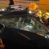 Bomberos se encuentran auxiliando en un accidente donde está involucrado un automóvil con los vidrios estrellados.