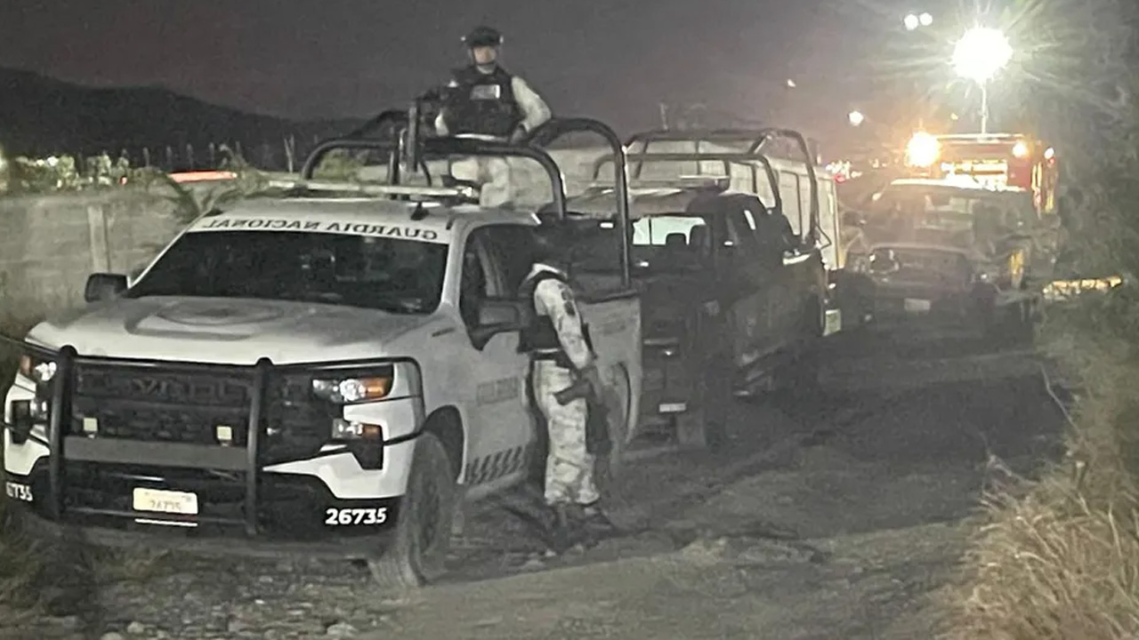 Tras el reporte de un flamazo, Pemex y Guardia Nacional localizaron una toma clandestina con derrame de hidrocarburo en Santa Catarina, Nuevo León.