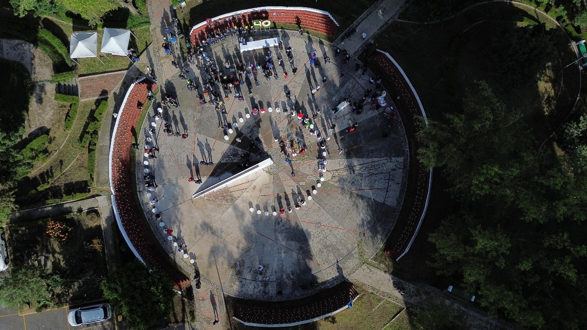 Personas haciendo simulacro de sismo en Tlatelolco.
