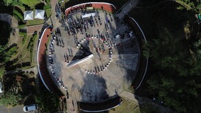 Personas haciendo simulacro de sismo en Tlatelolco.