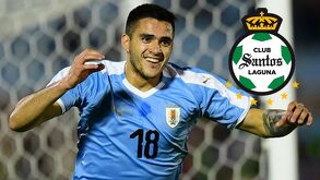 Maxi Gómez en un partido con la Selección Nacional de Uruguay