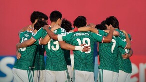 Jugadores de la Selección Mexicana Sub-17 preparándose previo al inicio del partido contra Potrugal.