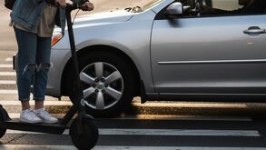 Imagen generada con IA de Gemini en donde una conductora maneja un patín eléctrico.