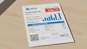 En una mesa se encuentra un recibo de Agsal con un total a pagar de 485.75.