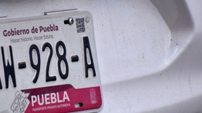 placa de un vehículo del estado de puebla
