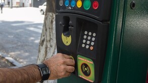Personas pagando parquímetro de la Ciudad de México en uno de los kioskos autorizados