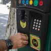 Personas pagando parquímetro de la Ciudad de México en uno de los kioskos autorizados