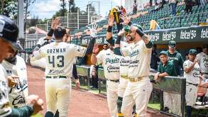 jugadores de pericos de puebla en un partido de béisbol