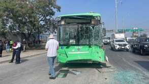 Camión urbano chocado en Escobedo.