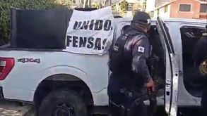 Policía revisa una camioneta blindada con varios impactos de bala.