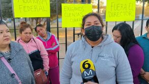 En imagen, padres de familia a las afueras de una escuela secundaria de Gómez Palacio, visiblemente molestos.