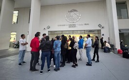 Grupo de personas reunidas en las afueras de juicio Puente Grande