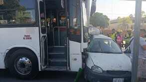 Un aparatoso accidente vial se registró la tarde de este lunes sobre el estratégico Bulevar Revolución de Torreón, dejando como saldo a tres personas lesionadas