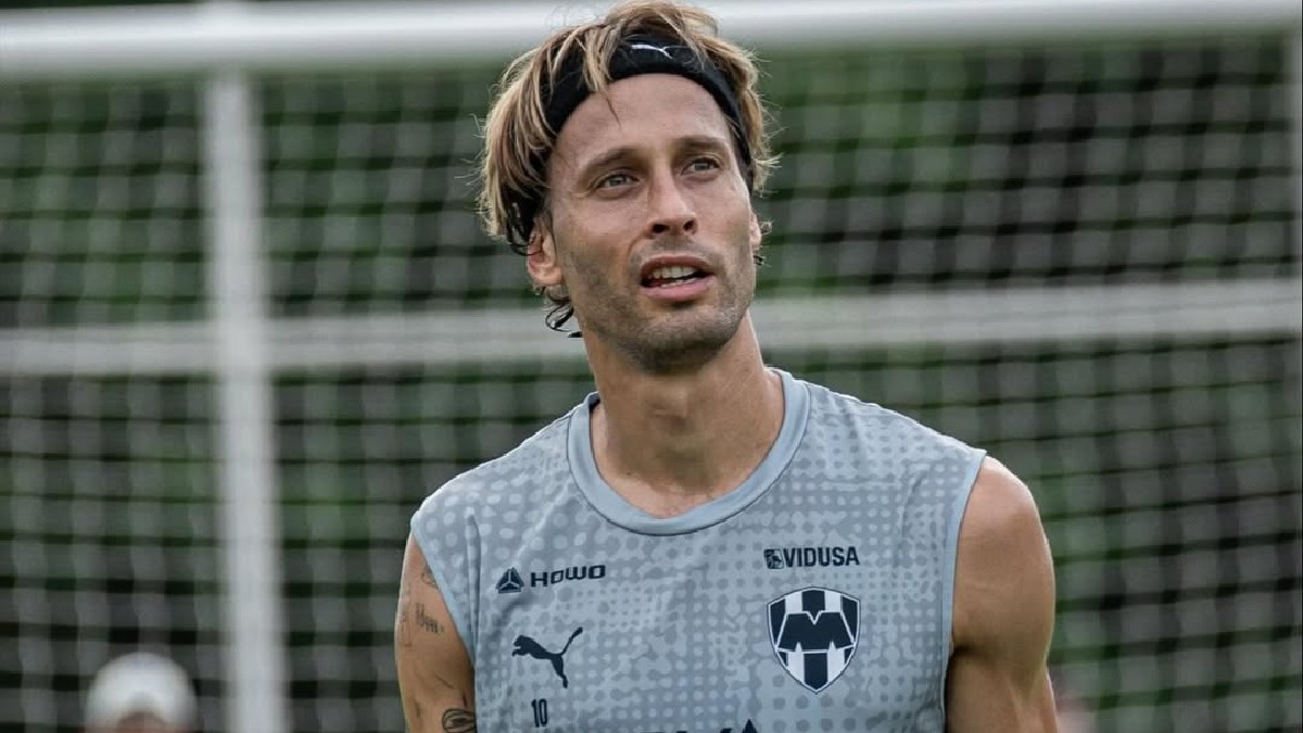 Sergio Canales durante un entrenamiento con Rayados en el Apertura 2025.
