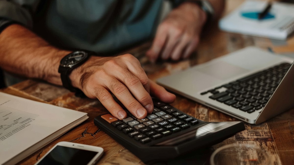 Persona realizando el cálculo del ISR en el pago de su aguinaldo 2025