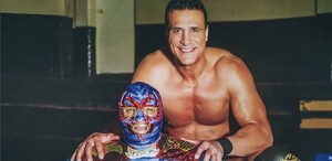 Dos Caras fue parte de los años gloriosos en el Toreo de Cuatro Caminos, donde fue campeón mundial de peso completo de la UWA en tres ocasiones.