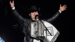 Alfredo Olivas, cantante de regional mexicano,  en concierto tocando el acordeón