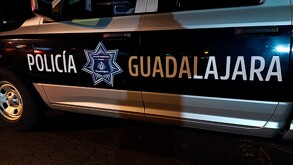 Policías de Guadalajara detienen a un hombre por tirar basura y le terminan encontrando un arma de fuego.