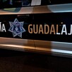 Policías de Guadalajara detienen a un hombre por tirar basura y le terminan encontrando un arma de fuego.