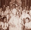Imagen en blanco y negro, con tinte sepia, del Cardenal José Garibi Rivera rodeado por jugadores del equipo de fútbol Chivas (El Rebaño Sagrado) en atuendos for