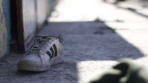 Un zapato afuera del bar Lacoss en Puebla, tras el atendado que dejó seis personas muertas.