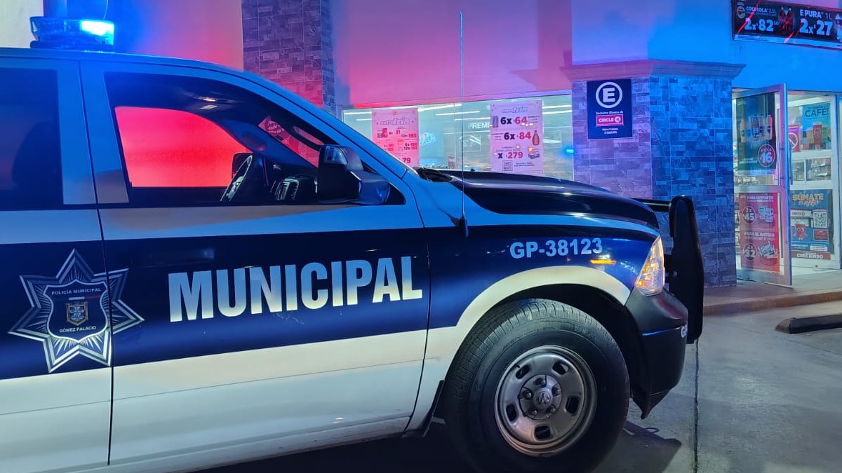 Patrulla de Gómez Palacio atendiendo el reporte de un robo en tienda de conveniencia de la colonia San Antonio.