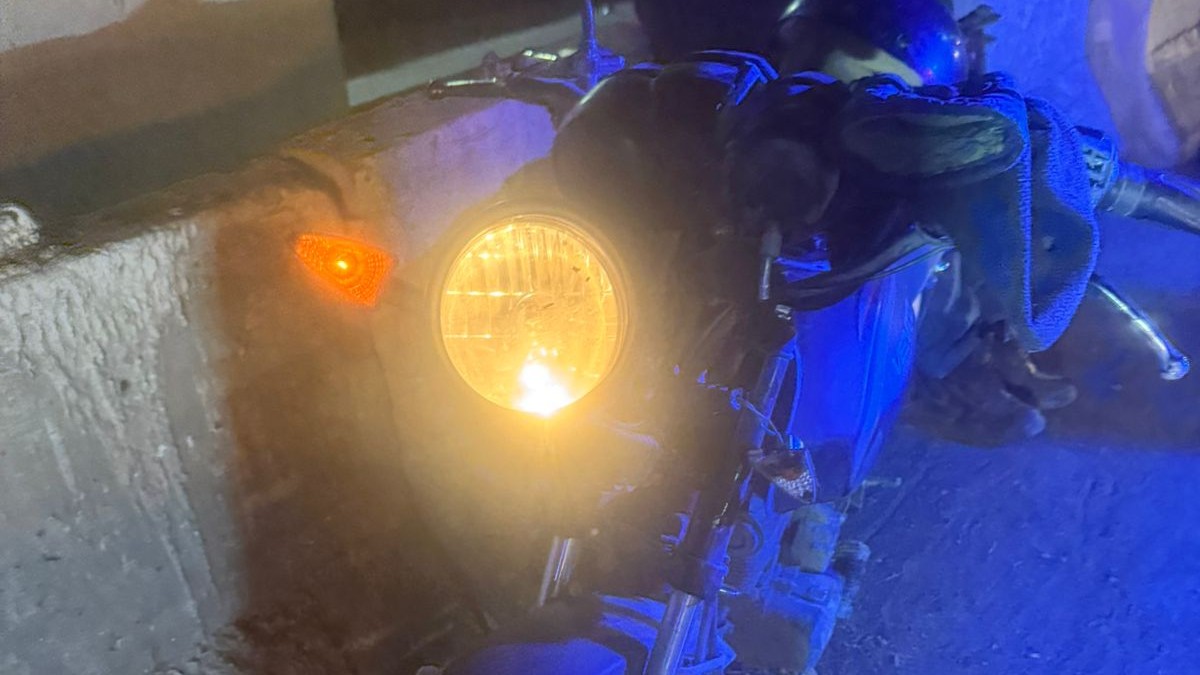 Motocicleta involucrada en un accidente vial en bulevar Ejército Mexicano de Gómez Palacio.