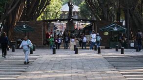 Personas caminando en el Paseo Bravo de Puebla antes de su rehabilitación en 2025.