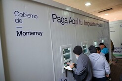 Gente pagando el predial al inicio de año.