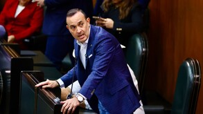 Carlos de la Fuente, coordinador de PAN en Nuevo León, hablando en Congreso del Estado.