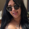Mujer con gafas oscuras enseñando la lengua en una fotografía.