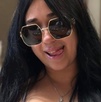Mujer con gafas oscuras enseñando la lengua en una fotografía.