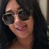 Mujer con gafas oscuras enseñando la lengua en una fotografía.