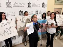 Imagen de mujeres protestando en el Congreso de Nuevo León.