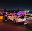 Imágenes de choque entre dos vehículos en puente de Torreón durante la madrugada, personas abrazándose.