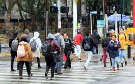 Grupo de personas caminando en un cruce de peatones