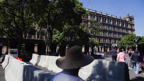 Habitantes de la Ciudad de México caminando por el Zócalo.