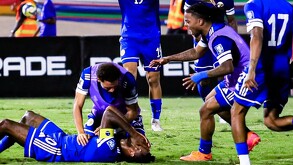 Jugadores de la Selección de Haití festejando y llorando por su clasificación al Mundial de 2026.