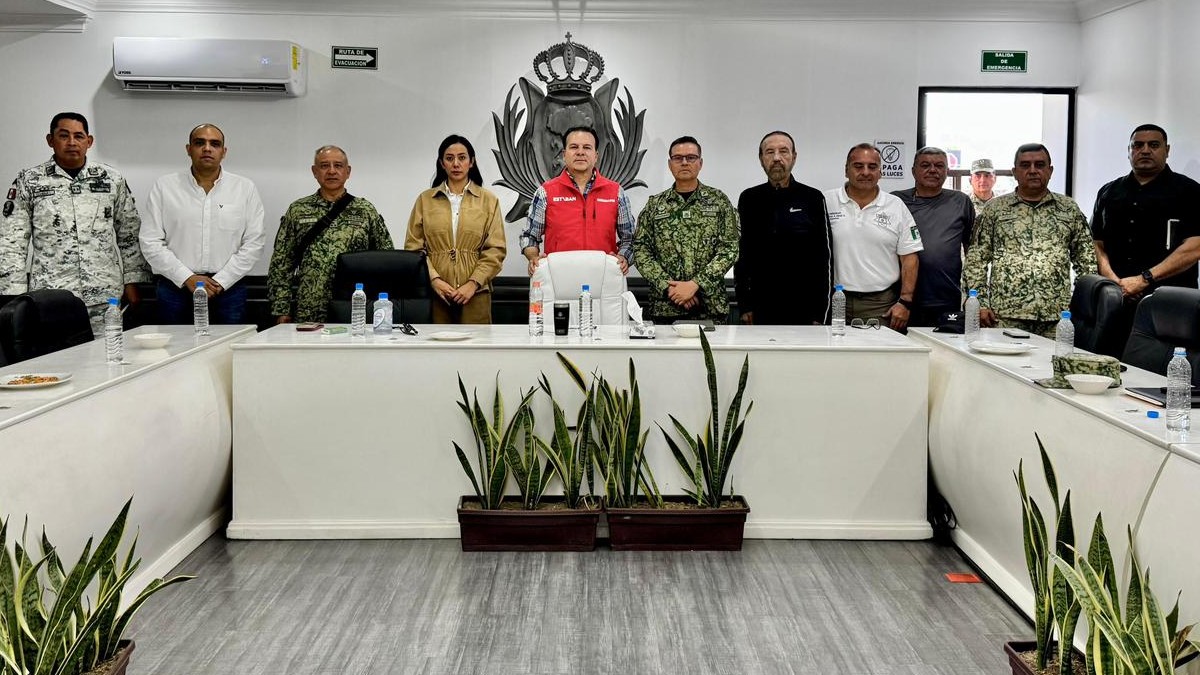 Esteban Villegas junto a los integrantes de la reunión con el Mando Especial de La Laguna detrás de las mesas donde se realizó la reunión.