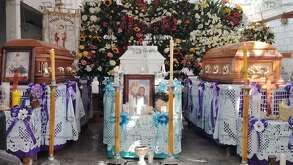 personas asisten al funeral de la familia de artesanos de chilac que murió en un accidente