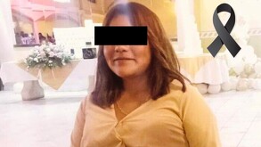Se observa a una adolescente con vestido café y un moño negro de luto.