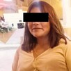 Se observa a una adolescente con vestido café y un moño negro de luto.