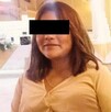 Se observa a una adolescente con vestido café y un moño negro de luto.