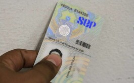 Cédula profesionadl sostenida por una mano