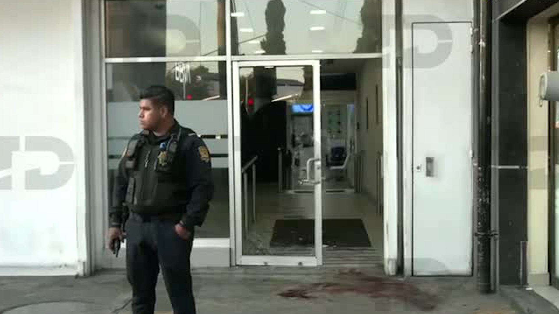 Una persona de 50 años se estrelló contra el vidrio de un banco ocasionándose heridas de gravedad.