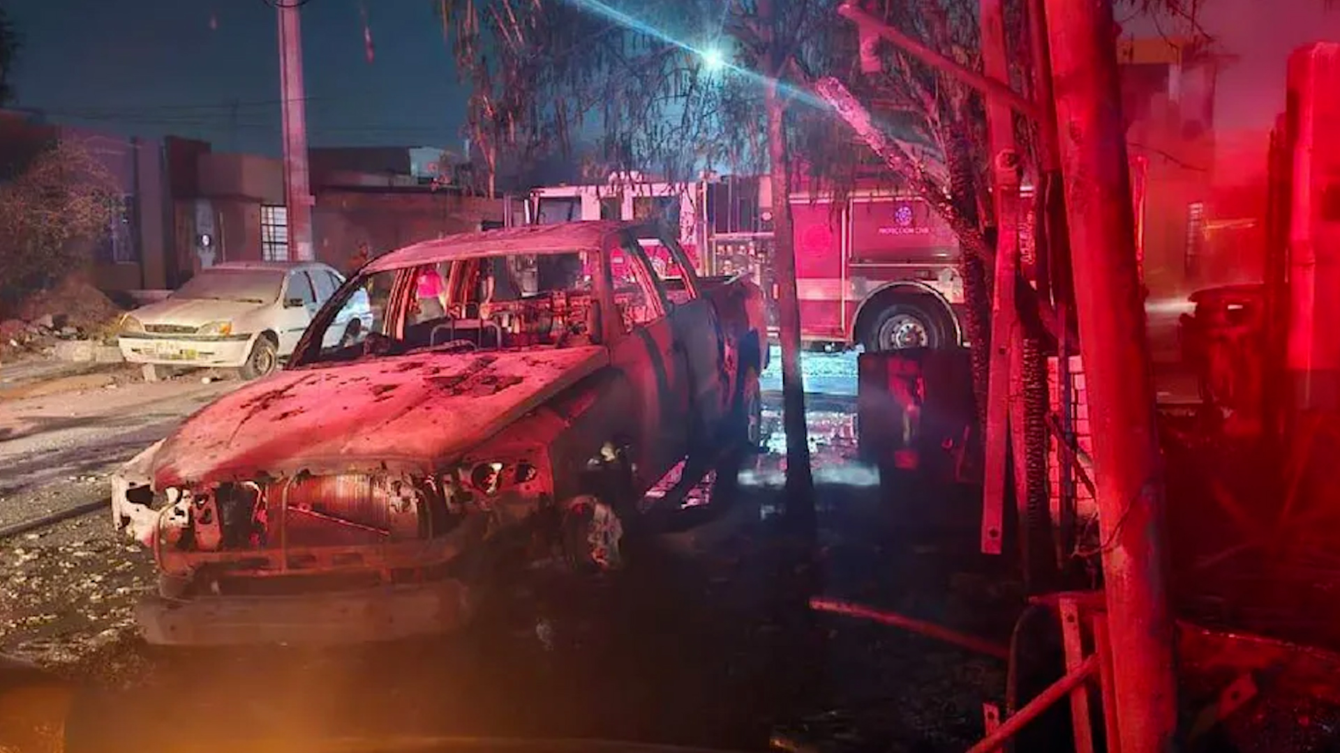 El siniestro registrado en un taller mecánico afectó una vivienda y tres vehículos dejando como saldo un adulto mayor fallecido.