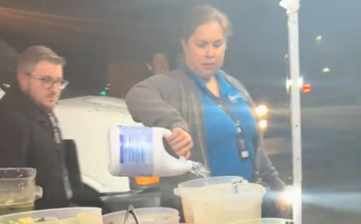 Mujer vaciando legía en alimentos